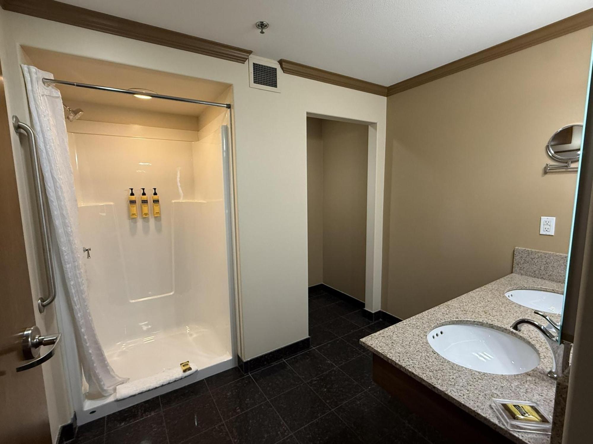 Suite with One King and Two Queen Beds - Non-Smoking